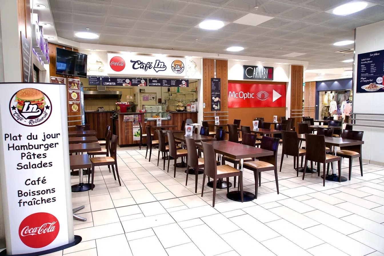 La salle du Café-In et son comptoir