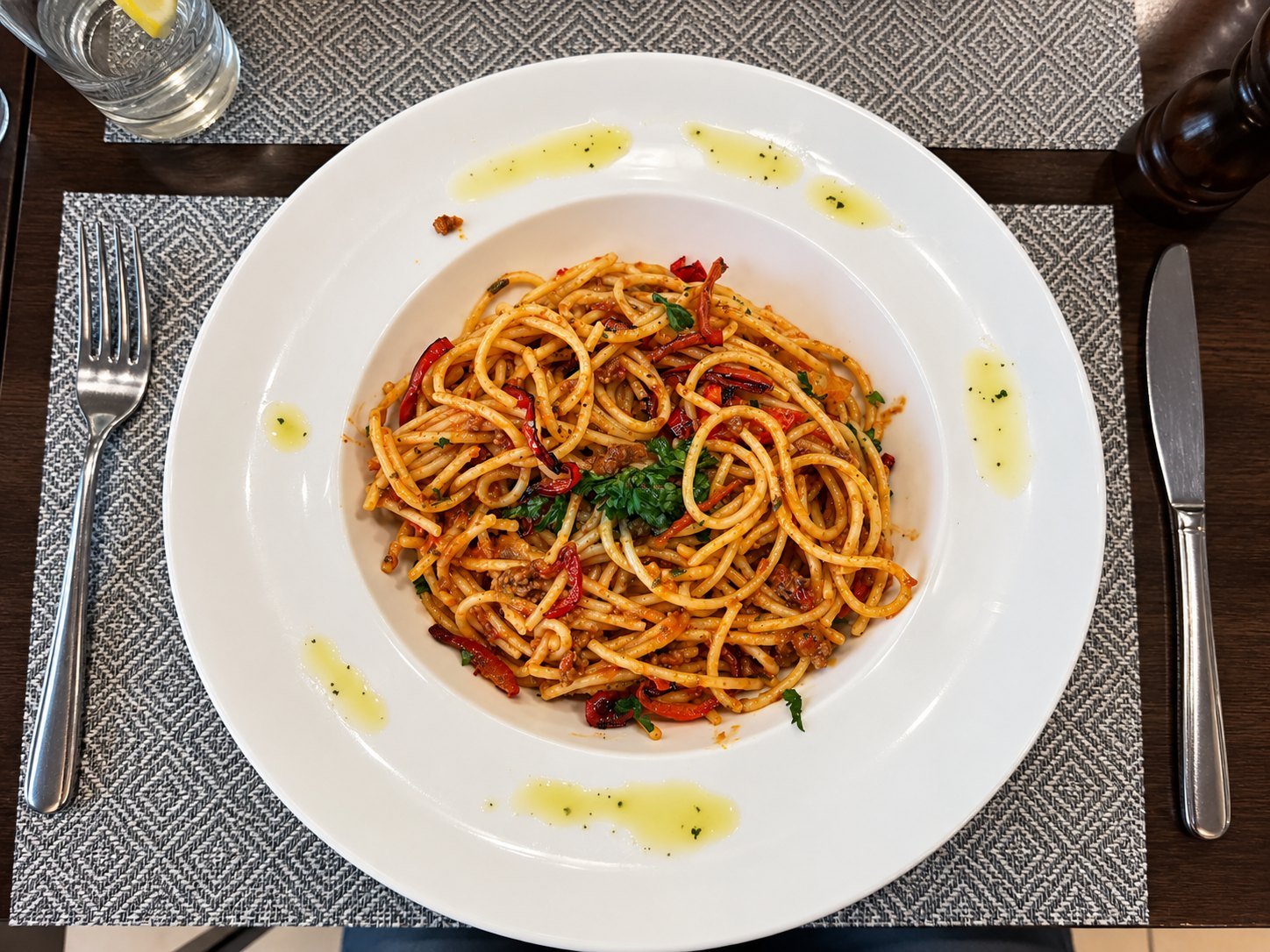 Spaghetti bolognaise aux poivrons grillés et persil