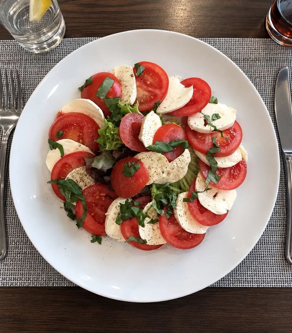 Tomates et mozzarella au basilic